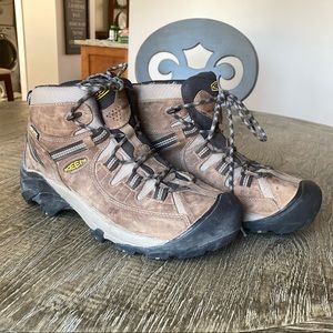 Keen Targhee ii 9.5 hiking boots Like New EUC